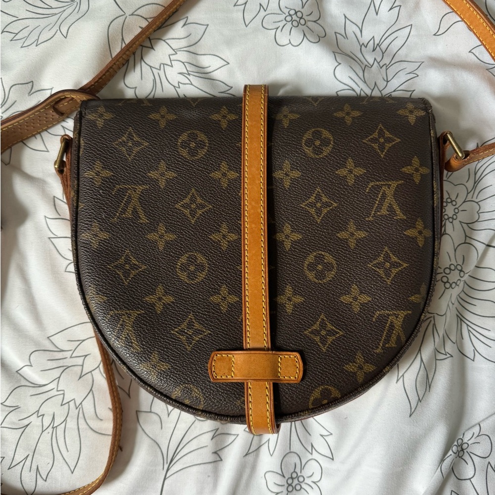Louis Vuitton Chantilly Women's Crossbody Bag - Picture 7 of 8